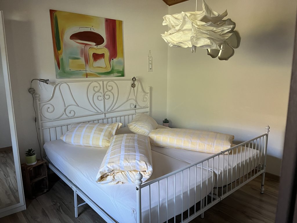 Schlafzimmer mit Doppelbett im Ferienhaus Schwarzwald