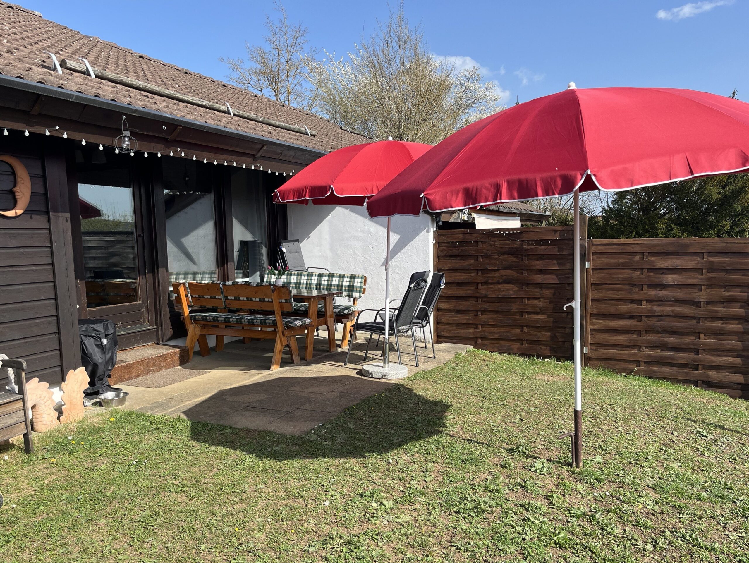Möblierte Terrasse mit Grill im Ferienhaus Schwarzwald