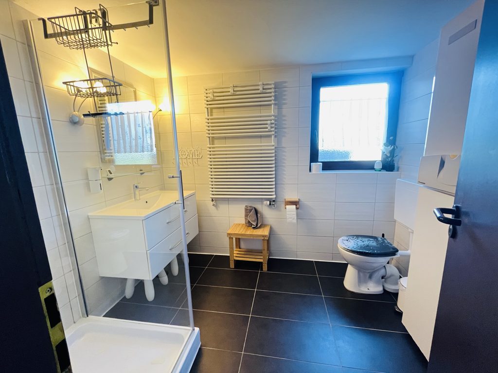 Helles Badezimmer mit Fenster im Ferienhaus Schwarzwald