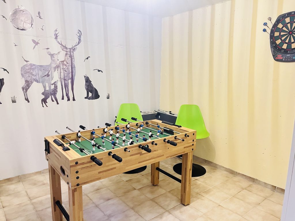  Freizeitraum mit Tischkicker und Darts im Ferienhaus 